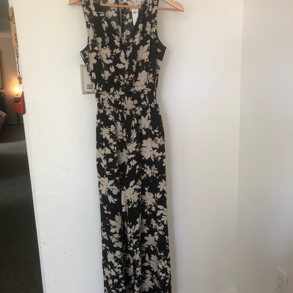 GAP Black and Cream Floral V-Neck Jumpsuit/Romper NWT XS